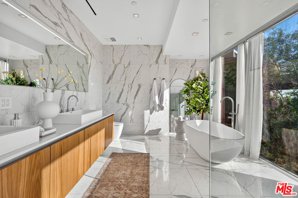 8760 Hollywood Boulevard Property Photo 25