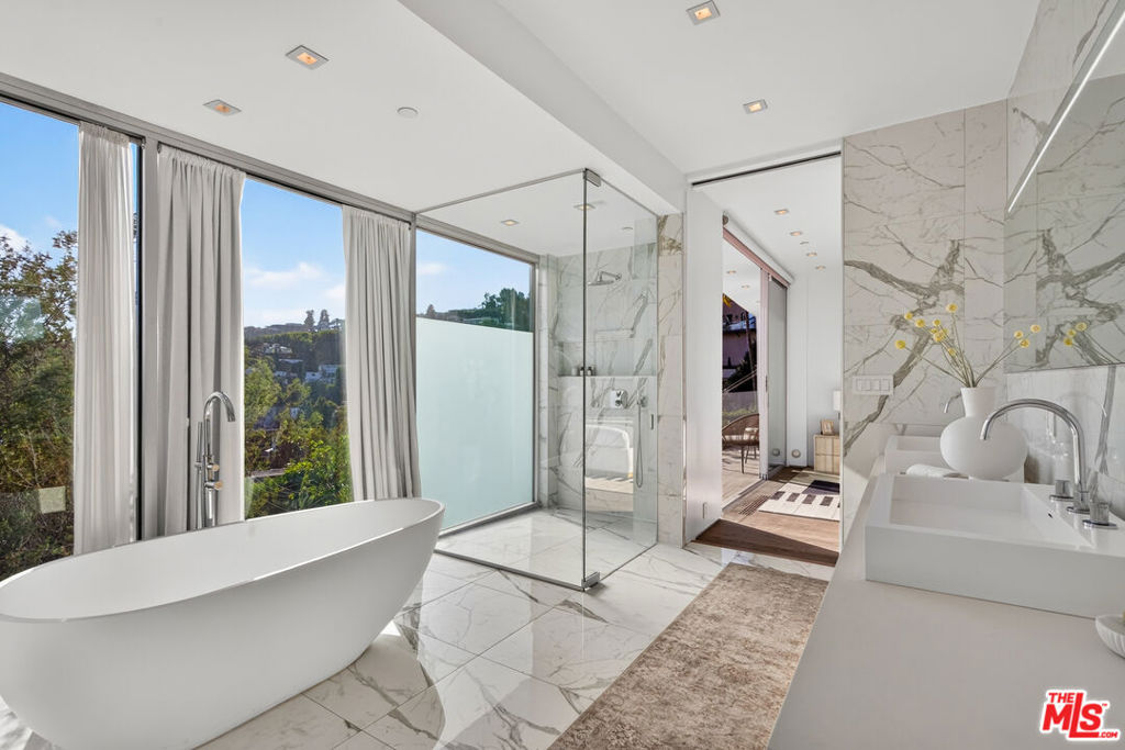 8760 Hollywood Boulevard Property Photo 26