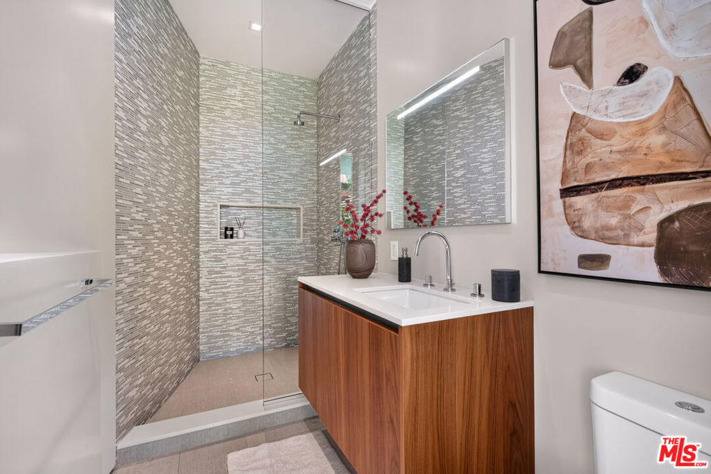 8760 Hollywood Boulevard Property Photo 31
