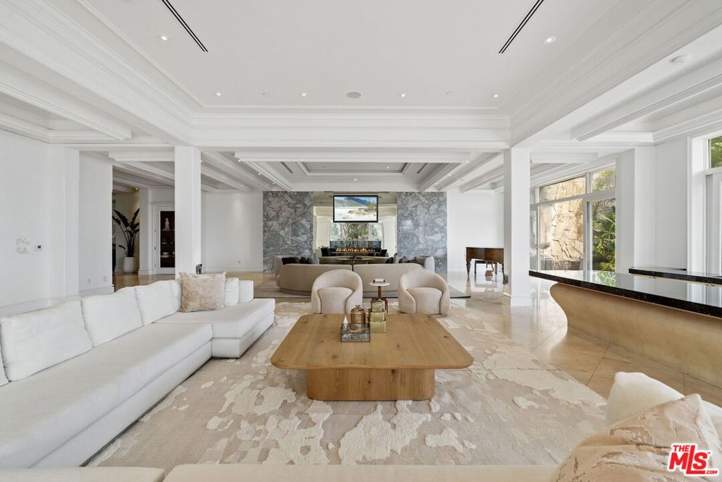 360 Trousdale Place Property Photo 3