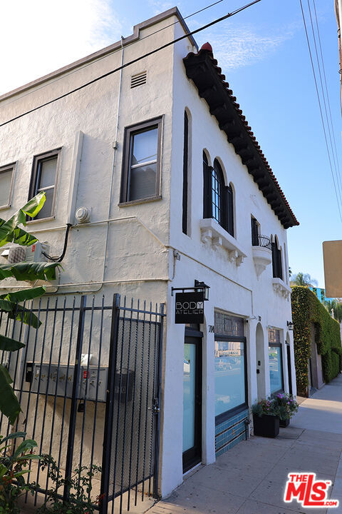 710 N Van Ness Avenue Property Photo 3