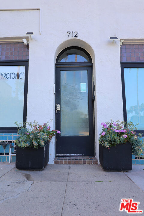 710 N Van Ness Avenue Property Photo 5