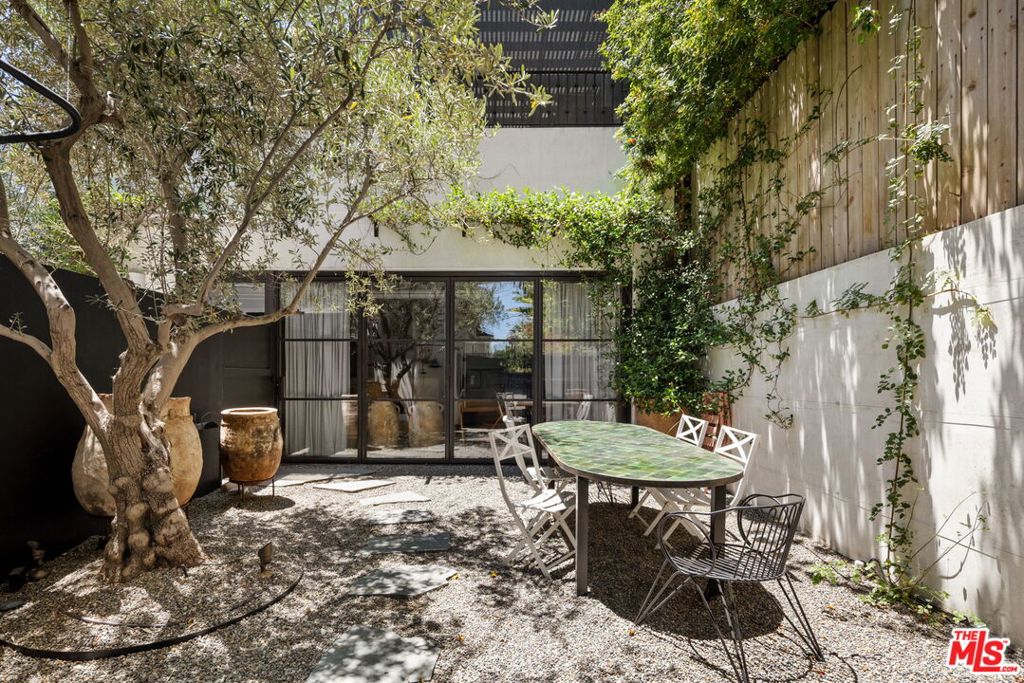 1743 N Curson Avenue Property Photo 28