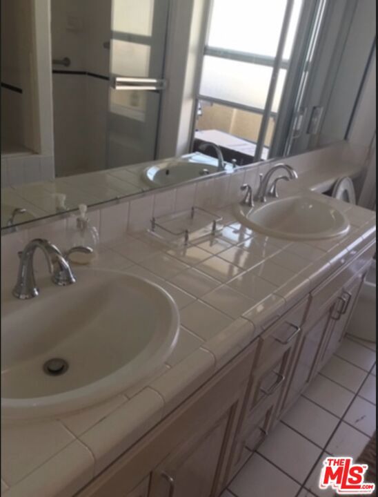 1917 Glendon Avenue 302 Property Photo 5