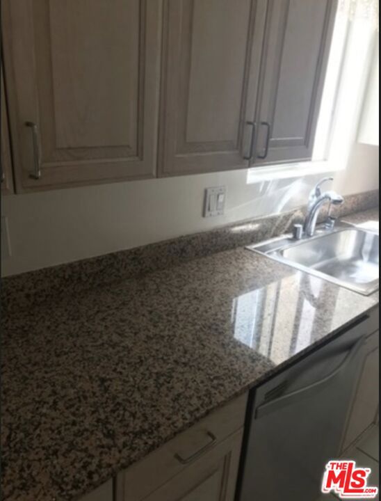 1917 Glendon Avenue 302 Property Photo 6