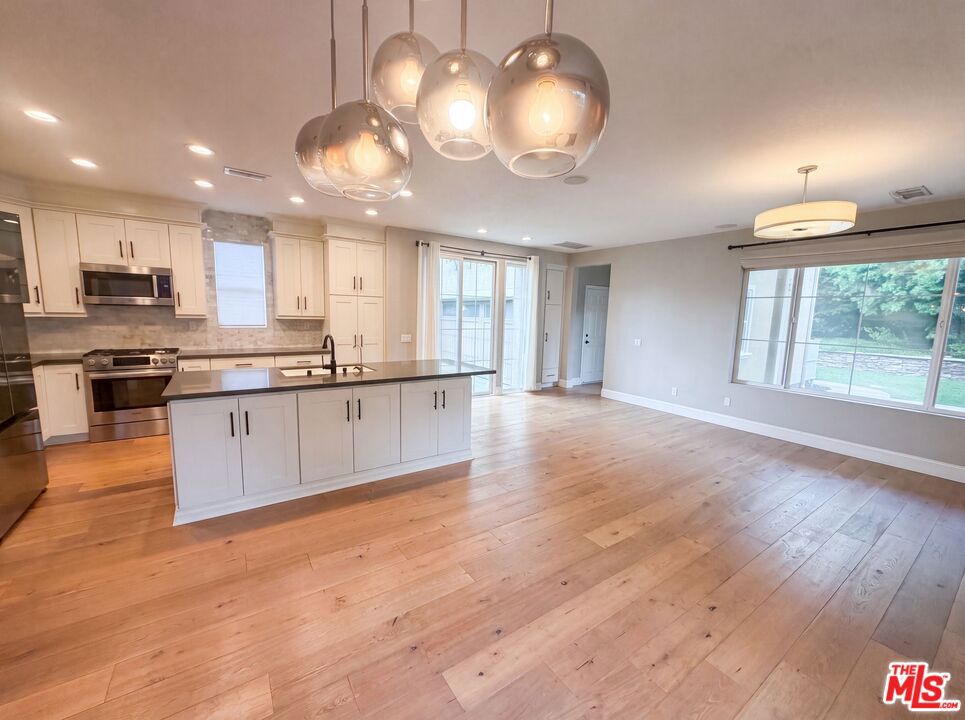 48 Laurelhurst Drive Property Photo 7