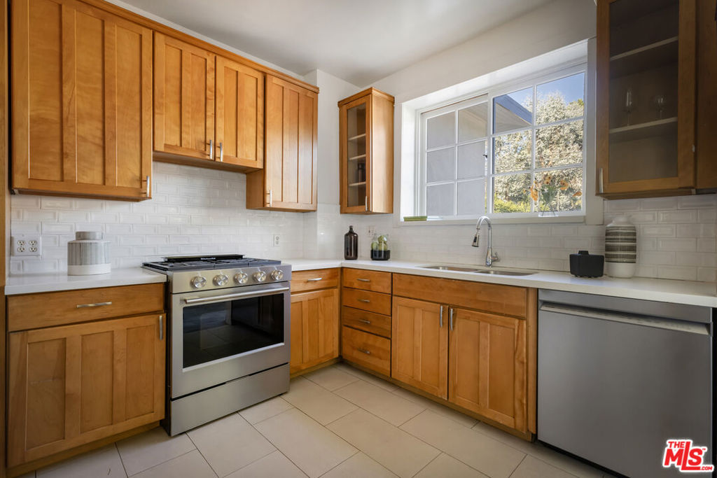 1922 Taft Avenue Property Photo 21