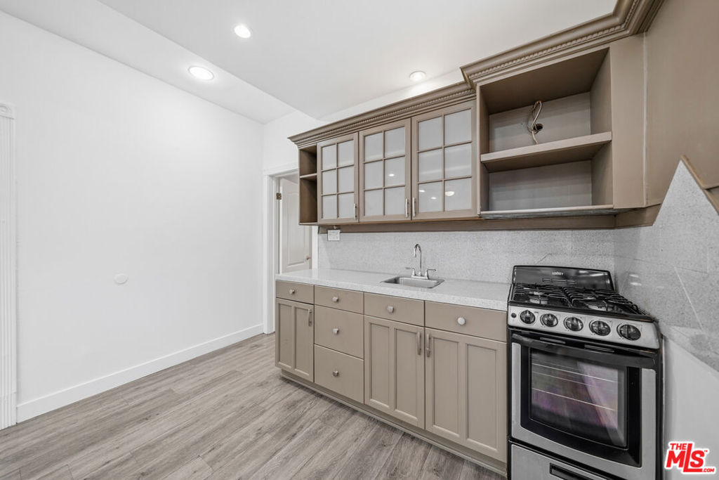 5760 Melrose Avenue Property Photo 2