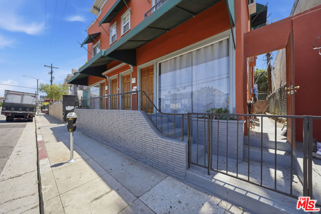 5760 Melrose Avenue Property Photo 11