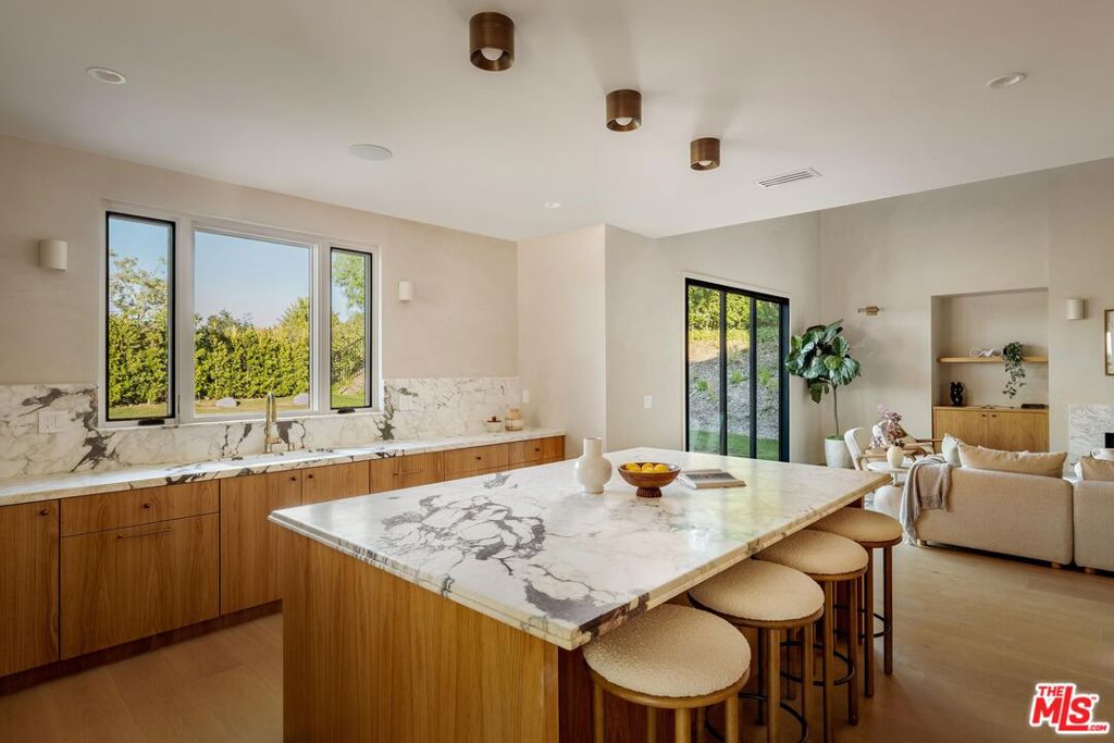 4016 San Remo Way Property Photo 8