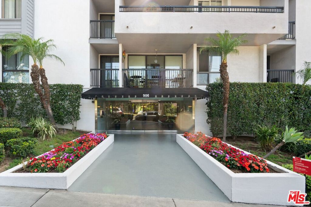 906 N Doheny Drive 221 Property Photo 2