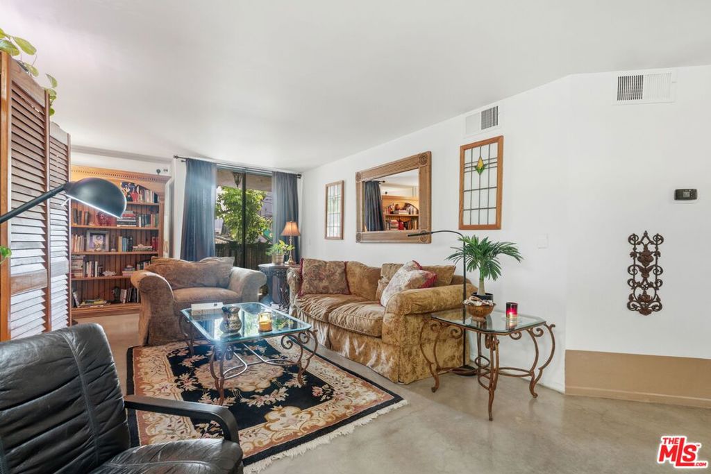 906 N Doheny Drive 221 Property Photo 6