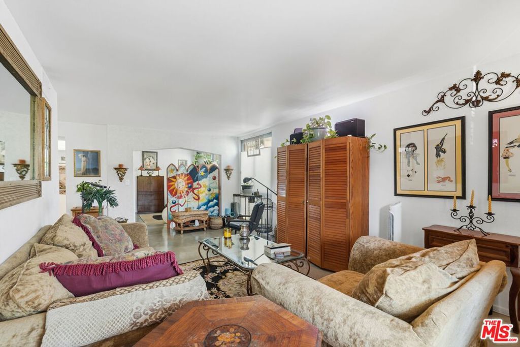 906 N Doheny Drive 221 Property Photo 8