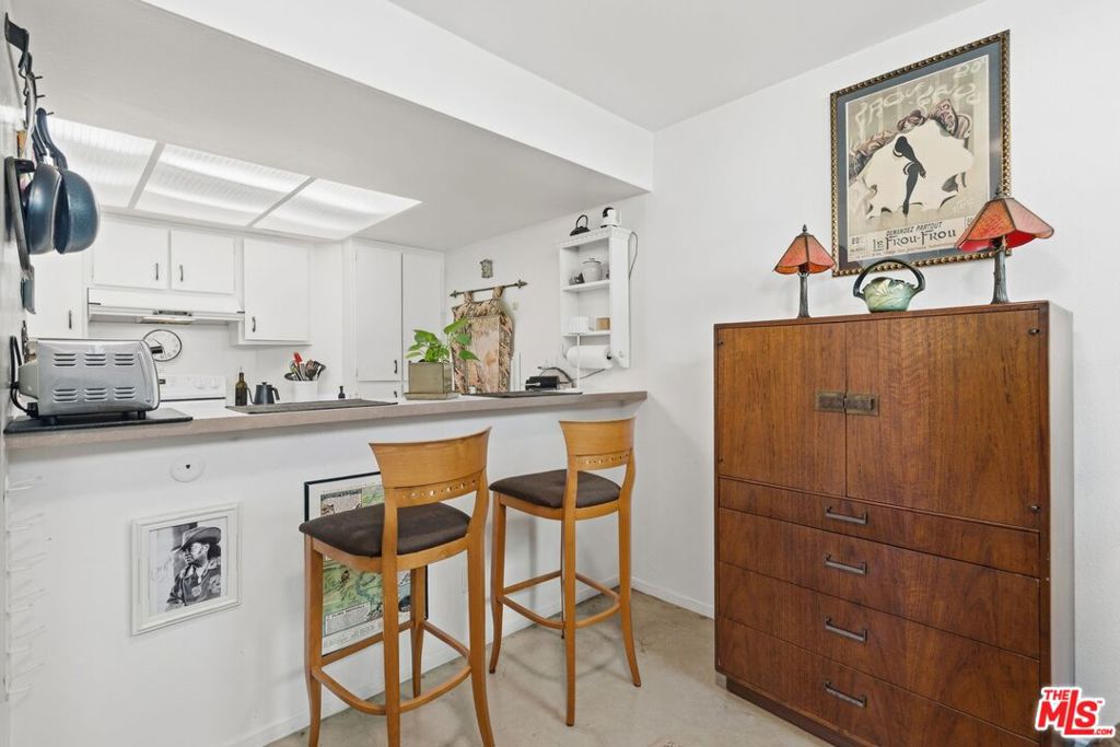 906 N Doheny Drive 221 Property Photo 11