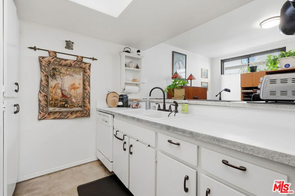 906 N Doheny Drive 221 Property Photo 12