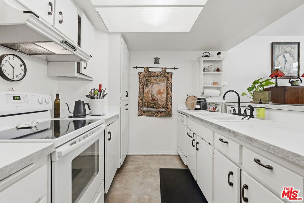 906 N Doheny Drive 221 Property Photo 13