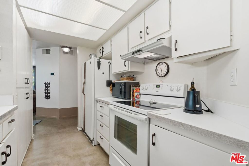 906 N Doheny Drive 221 Property Photo 14