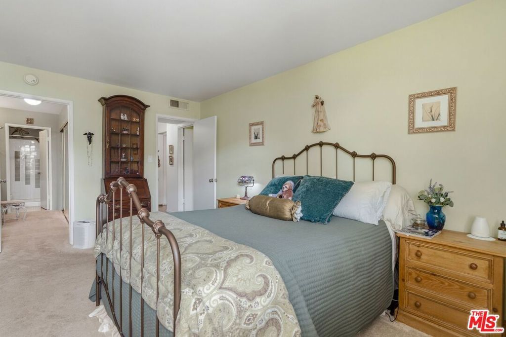 906 N Doheny Drive 221 Property Photo 17