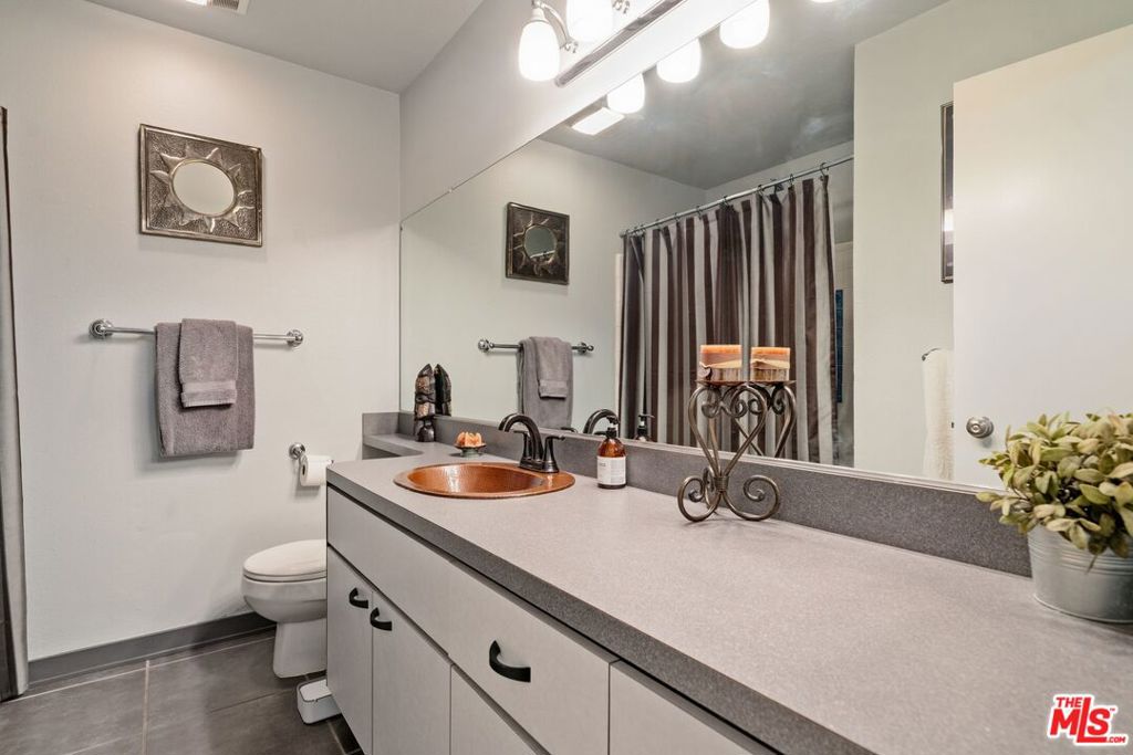 906 N Doheny Drive 221 Property Photo 22