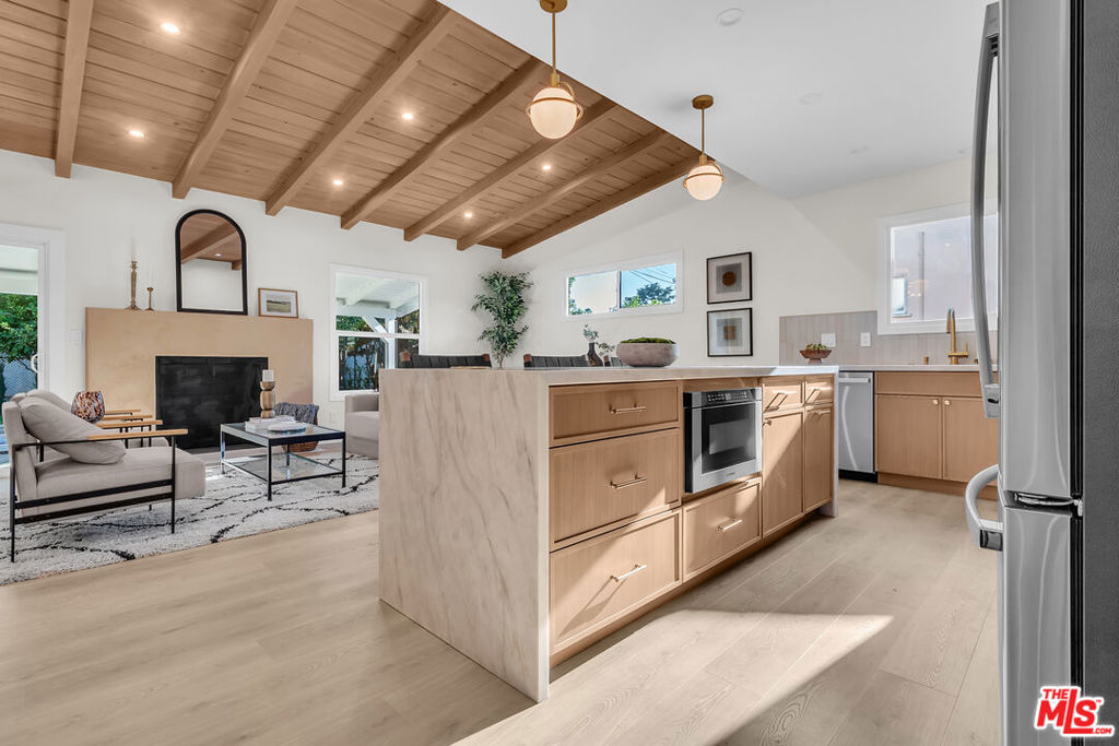 14930 Leadwell Street Property Photo 4