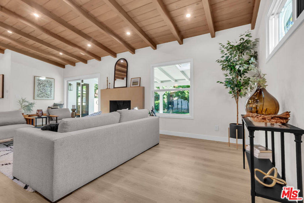 14930 Leadwell Street Property Photo 8