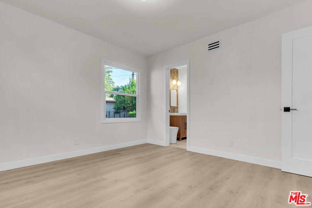 14930 Leadwell Street Property Photo 28