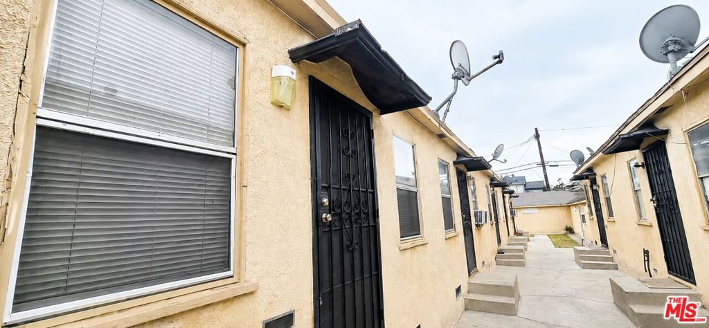 10620 S Figueroa Street 1/4 Property Photo 1