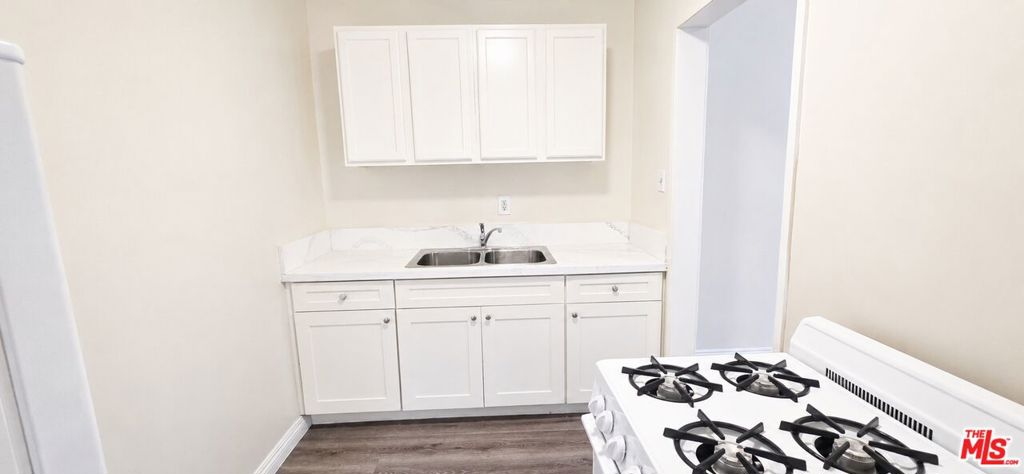 10620 S Figueroa Street 1/4 Property Photo 6
