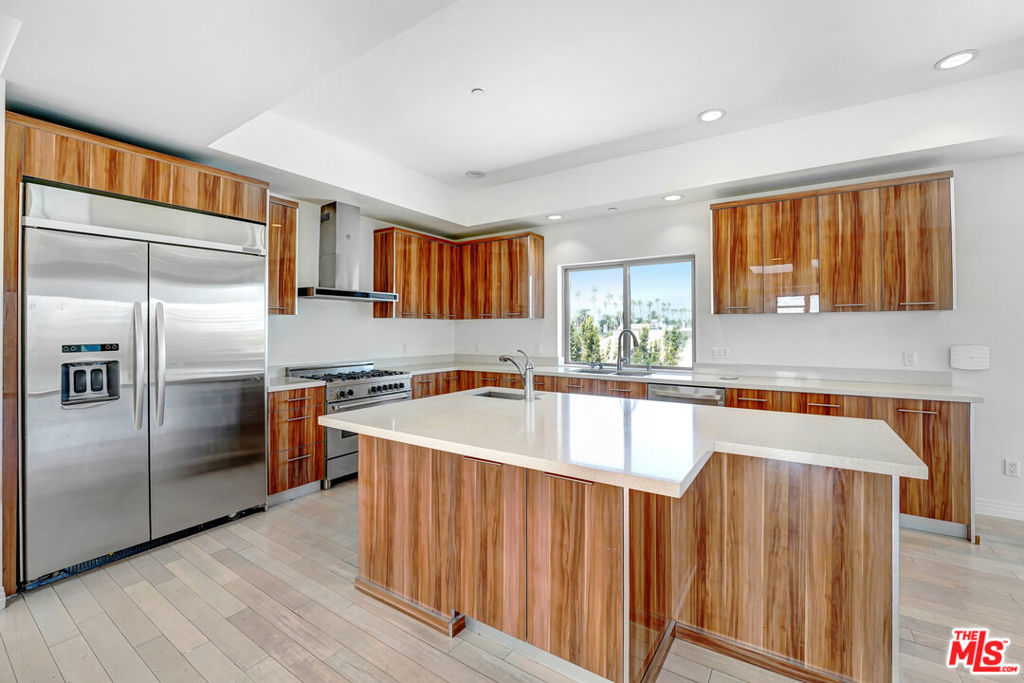 819 S Holt Avenue Ph Property Photo 3
