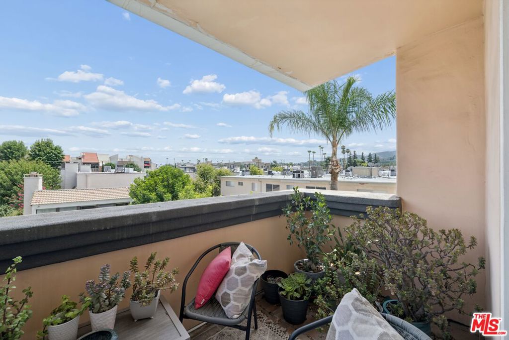 5224 Zelzah Avenue 209 Property Photo 8
