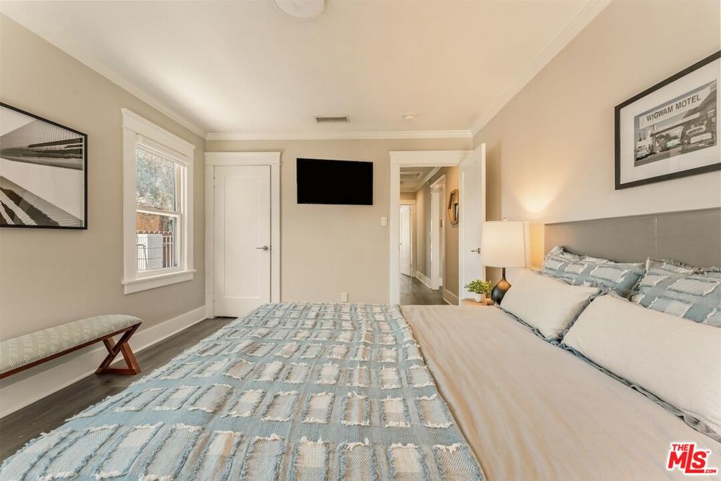 6607 De Longpre Avenue Property Photo 16
