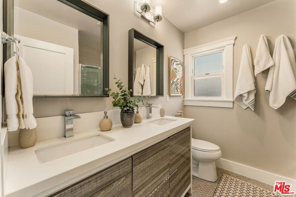 6607 De Longpre Avenue Property Photo 17
