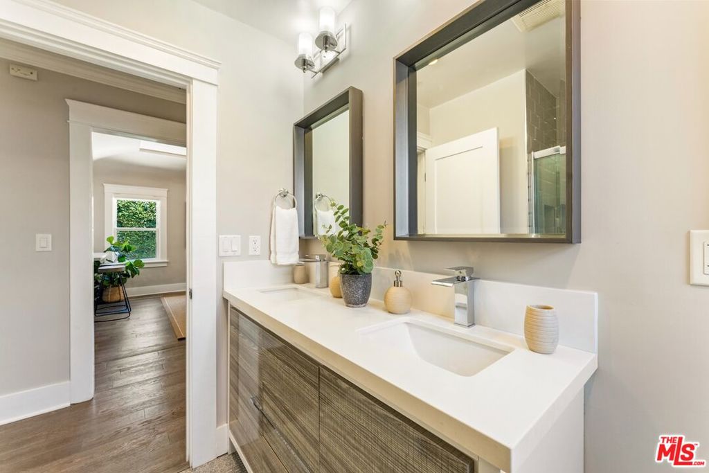 6607 De Longpre Avenue Property Photo 19