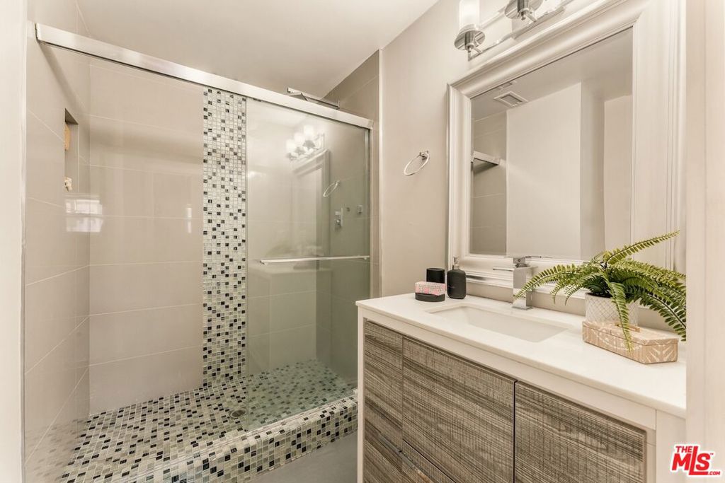 6607 De Longpre Avenue Property Photo 34