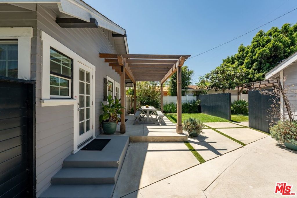 6607 De Longpre Avenue Property Photo 53