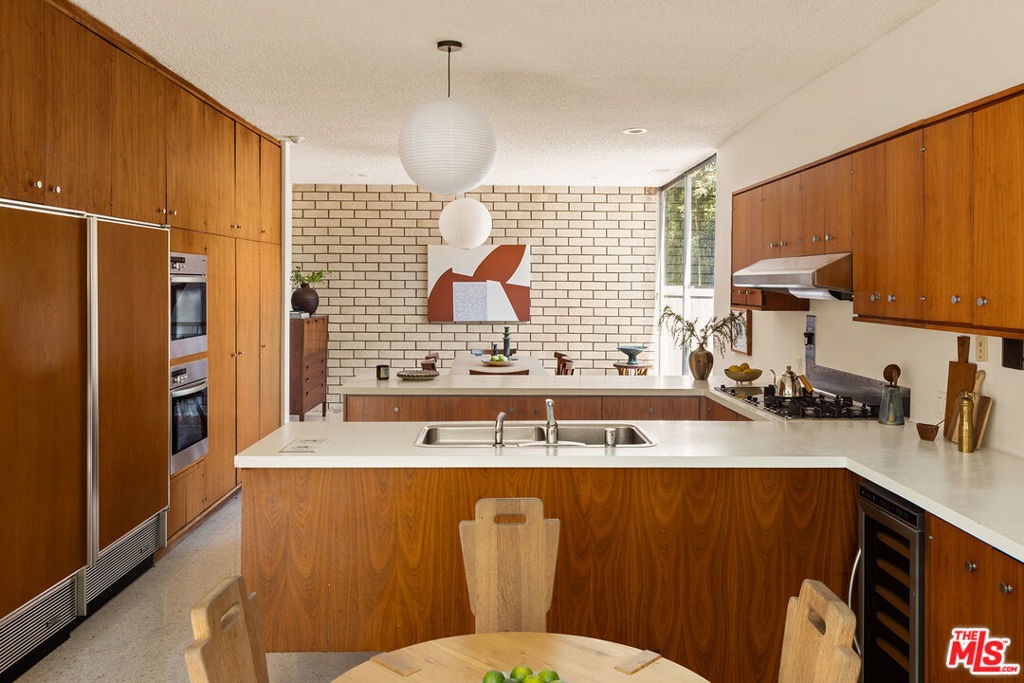 9080 Wonderland Park Avenue Property Photo 10