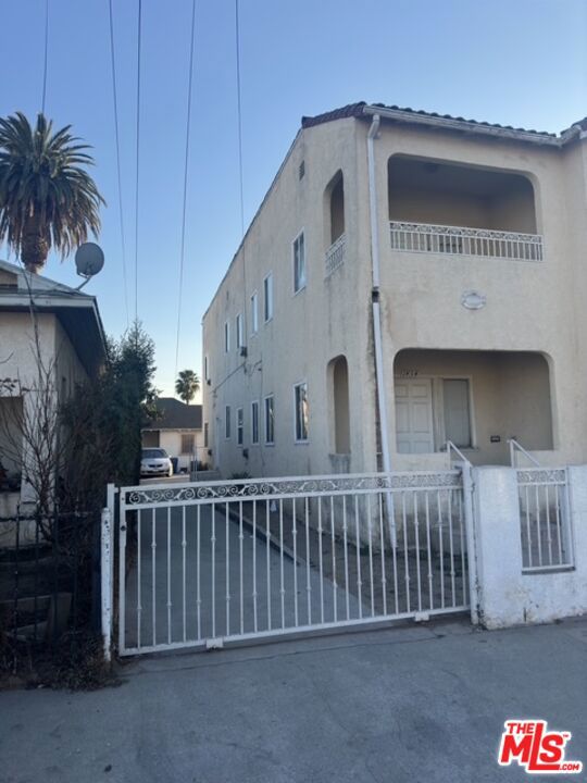 1452 W 35th Street Property Photo 2