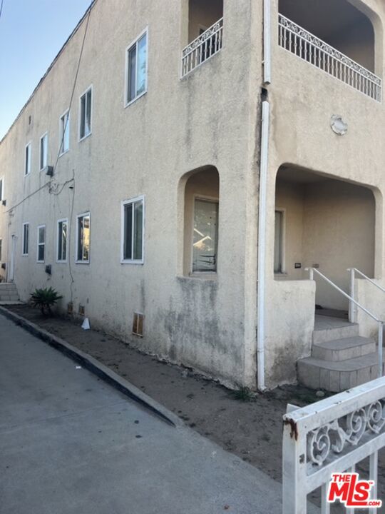 1452 W 35th Street Property Photo 4