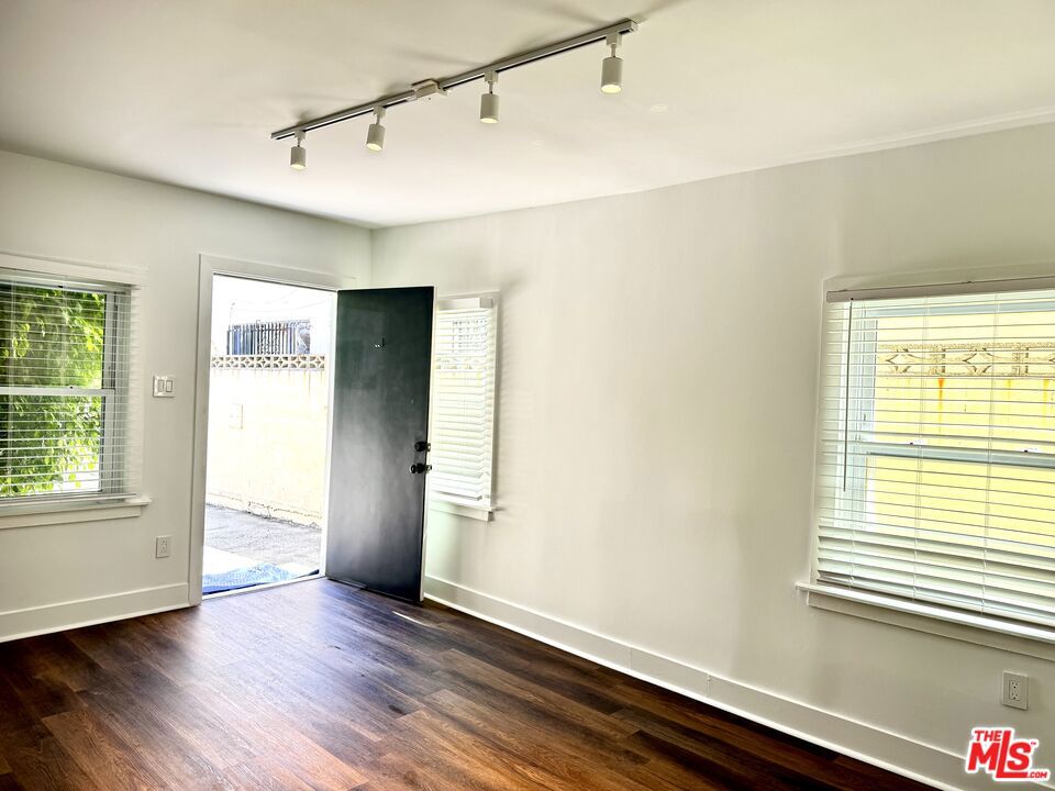 5724 La Mirada Avenue Property Photo 1