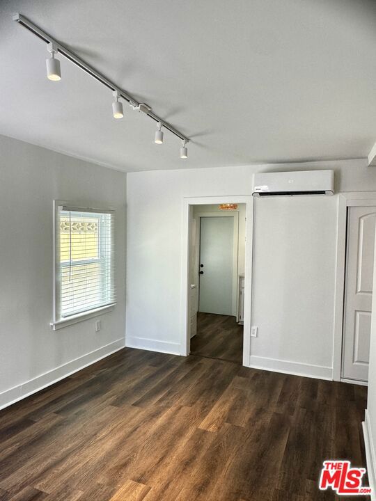 5724 La Mirada Avenue Property Photo 5