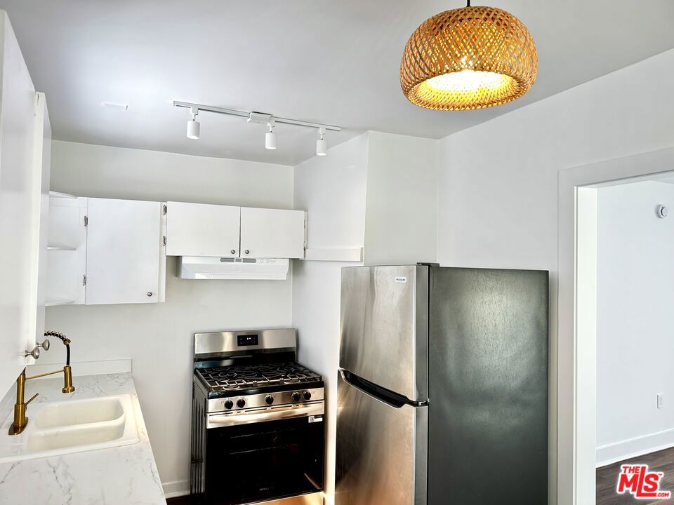 5724 La Mirada Avenue Property Photo 6