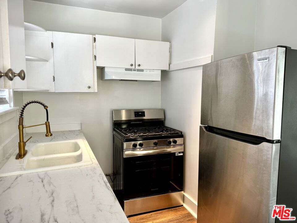 5724 La Mirada Avenue Property Photo 8