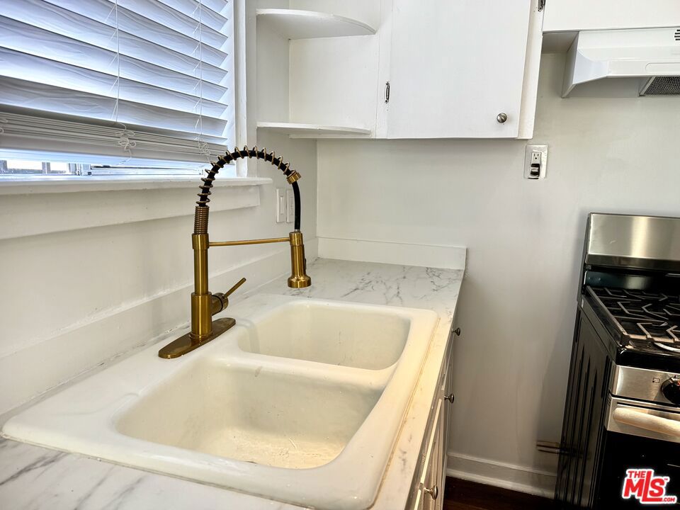5724 La Mirada Avenue Property Photo 9