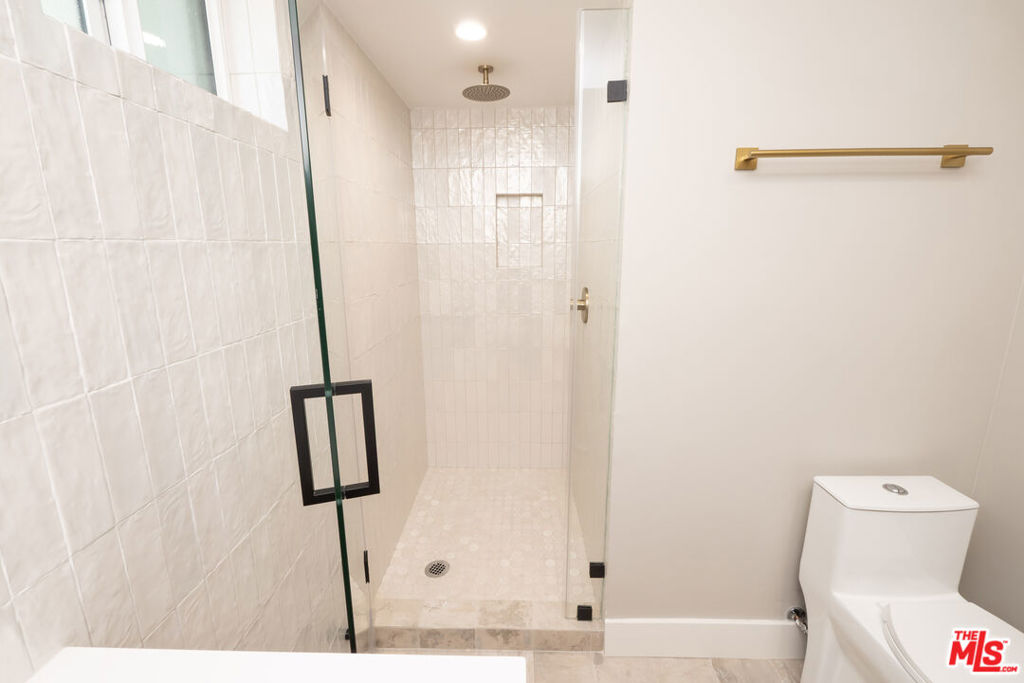 593 E 9th Street B Property Photo 11