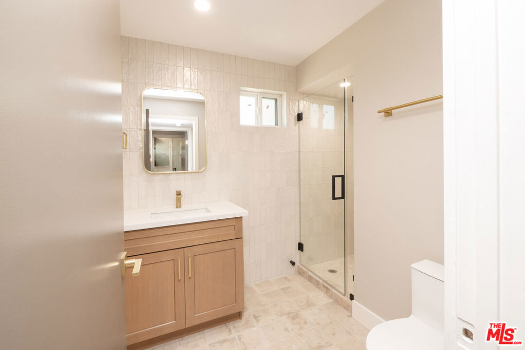 593 E 9th Street B Property Photo 13