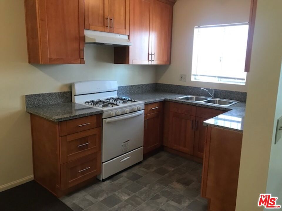 5732 Lexington Avenue Property Photo 7