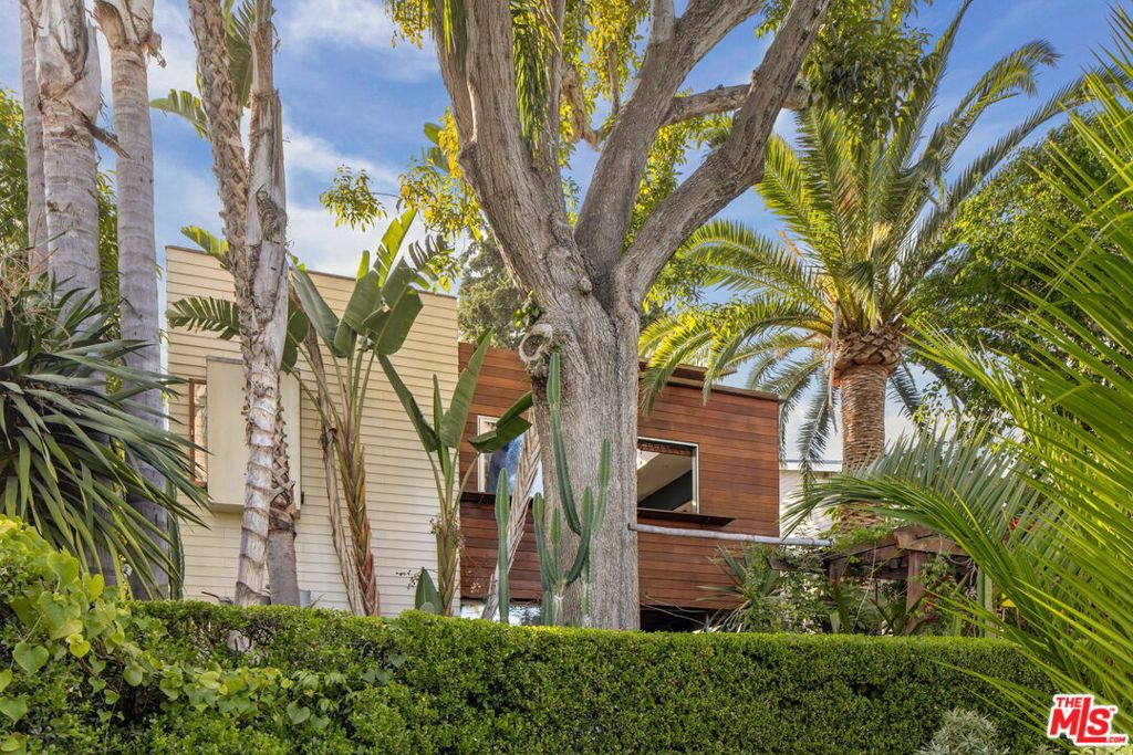927 Amoroso Property Photo 3