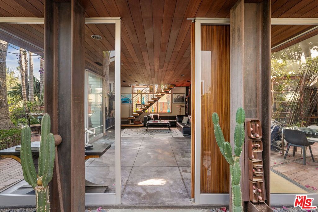 927 Amoroso Property Photo 4