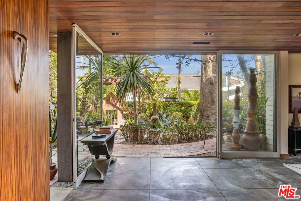 927 Amoroso Property Photo 8
