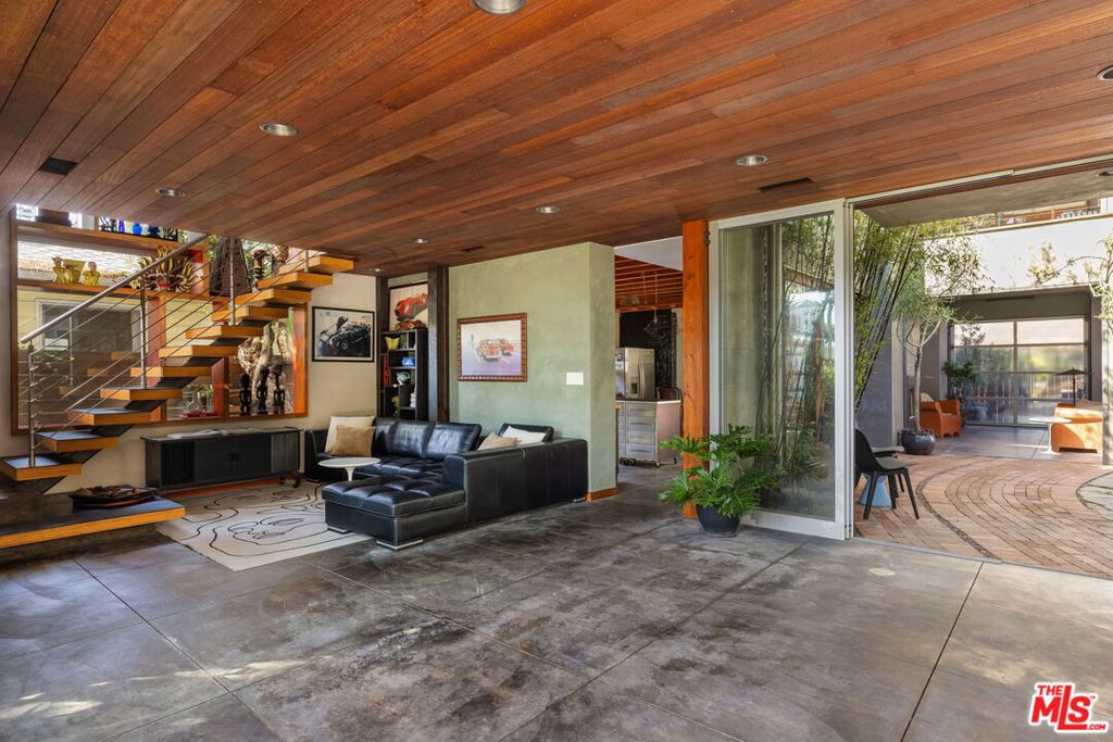 927 Amoroso Property Photo 11